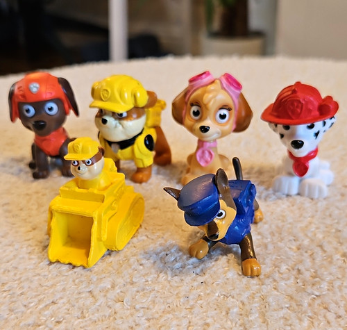 Paw patrol plastic figurine - paw,
